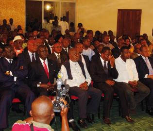 Dans la salle, le patriarche Abdoulaye Yerodia Ndombasi.