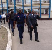 Le ministre Tryphon Kin-kiey Mulumba et le de la police nationale, le général Charles Bisengimana.