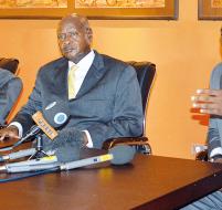 Paul Kagame, Yoweri Museveni et Joseph Kabila Kabange réunis à Kampala le 22 novembre 2012. DRESERVES.