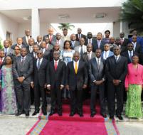 Photo de famille de l’équipe gouvernementale réunie autour du Président de la Ré