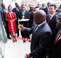 Le président Kabila vient de couper le ruban symbolique inaugurant le centre rég