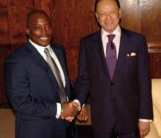 A g., le Président de la République Joseph Kabila Kabange. A dr., le président d