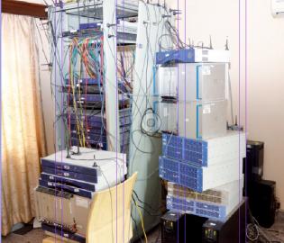 Sur avenue du Ring, dans le quartier de Ma Campagne, une véritable caverne d’Ali Baba, dotée d’une station terrienne. paulin manteke.