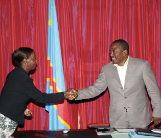 La ministre rwandaise des AE Louise Mishikiwabo saluant mardi le Président Kabil