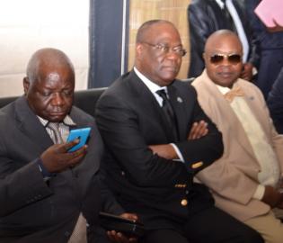 Robert Mbwinga, (à g) Tryphon Kin-kiey Mulumba et Baudouin Banza Mukalayi Nsungu (à dr.) DRESERVES.