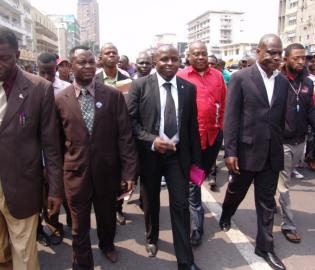 Pour avoir pris la caisse du parti, Shabani (au centre) est livré à la justice